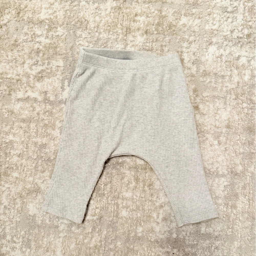 Old Navy Gray Kids Ribbed Gender Neutral Casual Bottoms size 3-6M